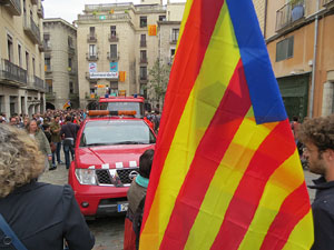 Rebuig de les actuacions policials de l'1-O. Concentració a la plaça del Vi, i rebuda dels bombers