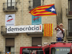 Rebuig de les actuacions policials de l'1-O. Concentració a la plaça del Vi, i rebuda dels bombers