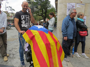 Rebuig de les actuacions policials de l'1-O. Concentració a la plaça del Vi, i rebuda dels bombers