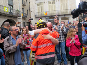 Rebuig de les actuacions policials de l'1-O. Concentració a la plaça del Vi, i rebuda dels bombers