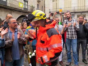 Rebuig de les actuacions policials de l'1-O. Concentració a la plaça del Vi, i rebuda dels bombers