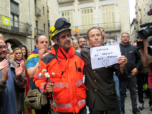 Rebuig de les actuacions policials de l'1-O. Concentració a la plaça del Vi, i rebuda dels bombers