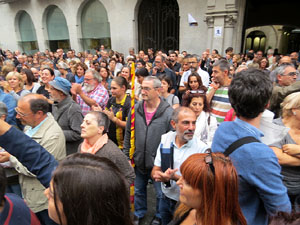 Rebuig de les actuacions policials de l'1-O. Concentració a la plaça del Vi, i rebuda dels bombers