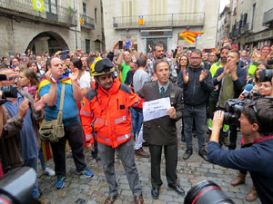 Rebuig de les actuacions policials de l'1-O. Concentració a la plaça del Vi, i rebuda dels bombers