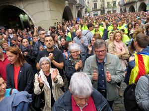 Rebuig de les actuacions policials de l'1-O. Concentració a la plaça del Vi, i rebuda dels bombers