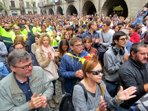 Rebuig de les actuacions policials de l'1-O. Concentració a la plaça del Vi, i rebuda dels bombers