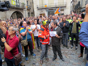 Rebuig de les actuacions policials de l'1-O. Concentració a la plaça del Vi, i rebuda dels bombers