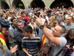 Rebuig de les actuacions policials de l'1-O. Concentració a la plaça del Vi, i rebuda dels bombers