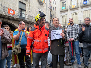 Rebuig de les actuacions policials de l'1-O. Concentració a la plaça del Vi, i rebuda dels bombers