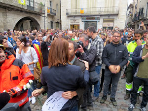 Rebuig de les actuacions policials de l'1-O. Concentració a la plaça del Vi, i rebuda dels bombers