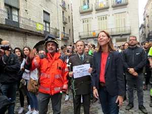 Rebuig de les actuacions policials de l'1-O. Concentració a la plaça del Vi, i rebuda dels bombers
