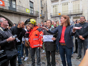 Rebuig de les actuacions policials de l'1-O. Concentració a la plaça del Vi, i rebuda dels bombers