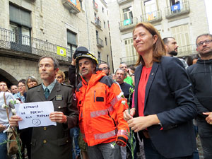 Rebuig de les actuacions policials de l'1-O. Concentració a la plaça del Vi, i rebuda dels bombers