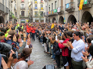 Rebuig de les actuacions policials de l'1-O. Concentració a la plaça del Vi, i rebuda dels bombers
