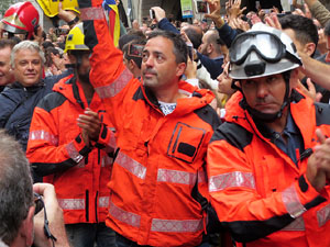 Rebuig de les actuacions policials de l'1-O. Concentració a la plaça del Vi, i rebuda dels bombers