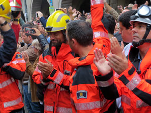 Rebuig de les actuacions policials de l'1-O. Concentració a la plaça del Vi, i rebuda dels bombers
