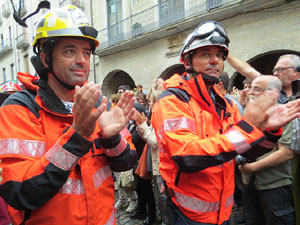 Rebuig de les actuacions policials de l'1-O. Concentració a la plaça del Vi, i rebuda dels bombers