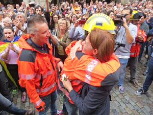 Rebuig de les actuacions policials de l'1-O. Concentració a la plaça del Vi, i rebuda dels bombers