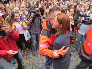 Rebuig de les actuacions policials de l'1-O. Concentració a la plaça del Vi, i rebuda dels bombers
