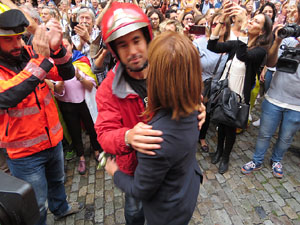 Rebuig de les actuacions policials de l'1-O. Concentració a la plaça del Vi, i rebuda dels bombers