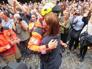 Rebuig de les actuacions policials de l'1-O. Concentració a la plaça del Vi, i rebuda dels bombers
