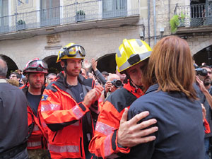 Rebuig de les actuacions policials de l'1-O. Concentració a la plaça del Vi, i rebuda dels bombers