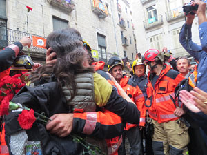 Rebuig de les actuacions policials de l'1-O. Concentració a la plaça del Vi, i rebuda dels bombers