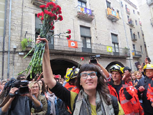 Rebuig de les actuacions policials de l'1-O. Concentració a la plaça del Vi, i rebuda dels bombers