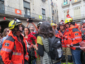 Rebuig de les actuacions policials de l'1-O. Concentració a la plaça del Vi, i rebuda dels bombers