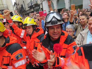 Rebuig de les actuacions policials de l'1-O. Concentració a la plaça del Vi, i rebuda dels bombers