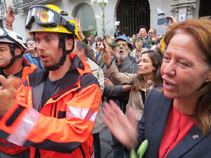 Rebuig de les actuacions policials de l'1-O. Concentració a la plaça del Vi, i rebuda dels bombers