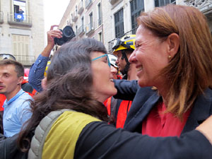 Rebuig de les actuacions policials de l'1-O. Concentració a la plaça del Vi, i rebuda dels bombers