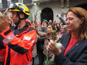 Rebuig de les actuacions policials de l'1-O. Concentració a la plaça del Vi, i rebuda dels bombers