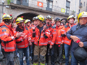 Rebuig de les actuacions policials de l'1-O. Concentració a la plaça del Vi, i rebuda dels bombers