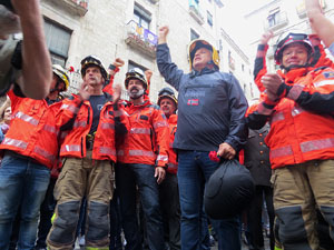 Rebuig de les actuacions policials de l'1-O. Concentració a la plaça del Vi, i rebuda dels bombers