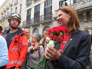 Rebuig de les actuacions policials de l'1-O. Concentració a la plaça del Vi, i rebuda dels bombers