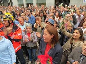 Rebuig de les actuacions policials de l'1-O. Concentració a la plaça del Vi, i rebuda dels bombers