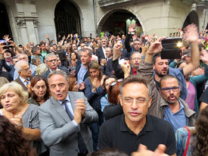Rebuig de les actuacions policials de l'1-O. Concentració a la plaça del Vi, i rebuda dels bombers