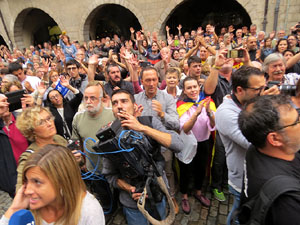 Rebuig de les actuacions policials de l'1-O. Concentració a la plaça del Vi, i rebuda dels bombers