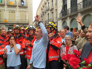 Rebuig de les actuacions policials de l'1-O. Concentració a la plaça del Vi, i rebuda dels bombers