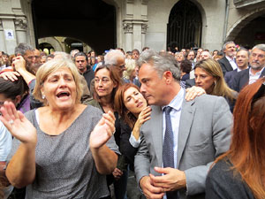 Rebuig de les actuacions policials de l'1-O. Concentració a la plaça del Vi, i rebuda dels bombers
