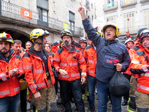 Rebuig de les actuacions policials de l'1-O. Concentració a la plaça del Vi, i rebuda dels bombers