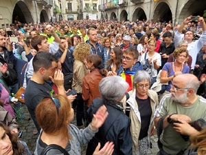 Rebuig de les actuacions policials de l'1-O. Concentració a la plaça del Vi, i rebuda dels bombers