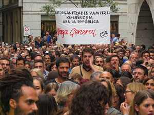 Rebuig de les actuacions policials de l'1-O. Concentració a la plaça del Vi, i rebuda dels bombers