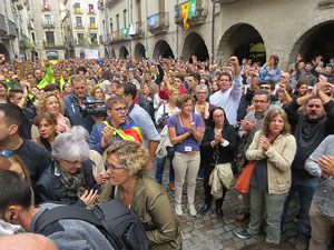 Rebuig de les actuacions policials de l'1-O. Concentració a la plaça del Vi, i rebuda dels bombers