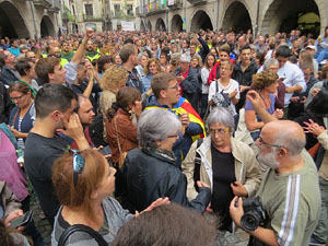 Rebuig de les actuacions policials de l'1-O. Concentració a la plaça del Vi, i rebuda dels bombers