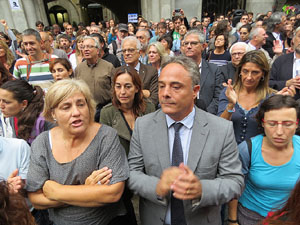 Rebuig de les actuacions policials de l'1-O. Concentració a la plaça del Vi, i rebuda dels bombers
