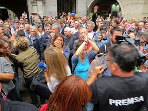 Rebuig de les actuacions policials de l'1-O. Concentració a la plaça del Vi, i rebuda dels bombers