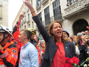 Rebuig de les actuacions policials de l'1-O. Concentració a la plaça del Vi, i rebuda dels bombers