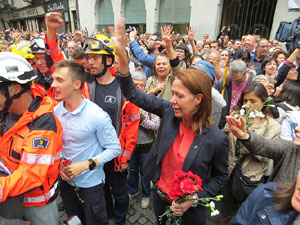 Rebuig de les actuacions policials de l'1-O. Concentració a la plaça del Vi, i rebuda dels bombers